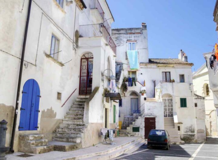 La cultura di Vico del Gargano è vibrante e variegata. Gli eventi locali, come feste patronali e sagre, sono momenti in cui la comunità si ritrova per celebrare le tradizioni