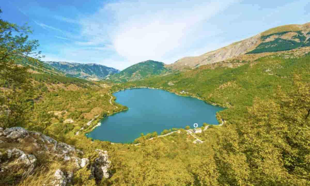 Incastonato tra le montagne dell’Abruzzo a 922 metri di altitudine, continua a essere una meta privilegiata per chi cerca un weekend