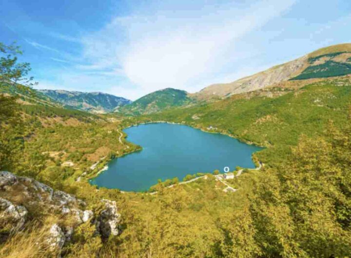 Incastonato tra le montagne dell’Abruzzo a 922 metri di altitudine, continua a essere una meta privilegiata per chi cerca un weekend