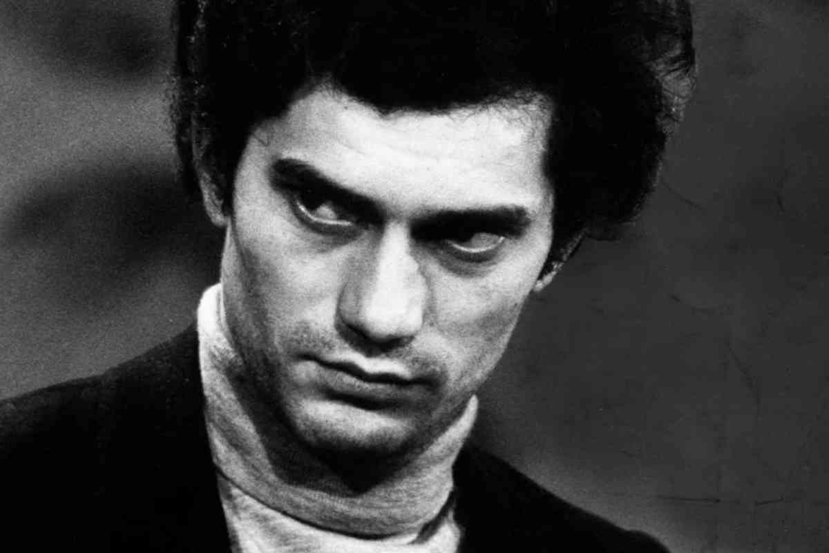 La tragedia di Luigi Tenco, avvenuta nel 1967 proprio in un contesto legato al Festival, non è solo un evento storico doloroso ma un elemento