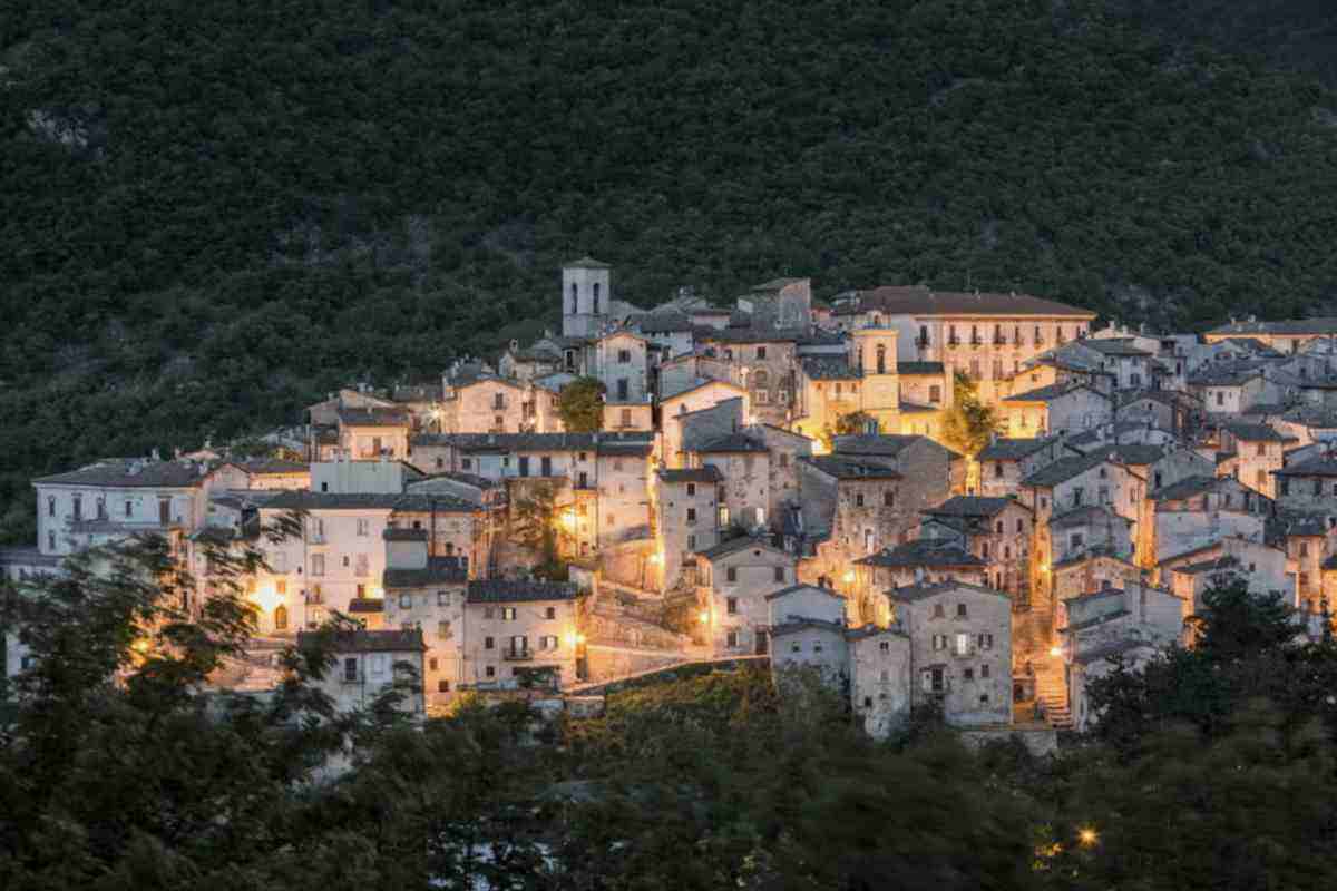 Accanto al lago, il borgo di Scanno continua a incantare i visitatori con il suo centro storico medievale, caratterizzato da viuzze tortuose