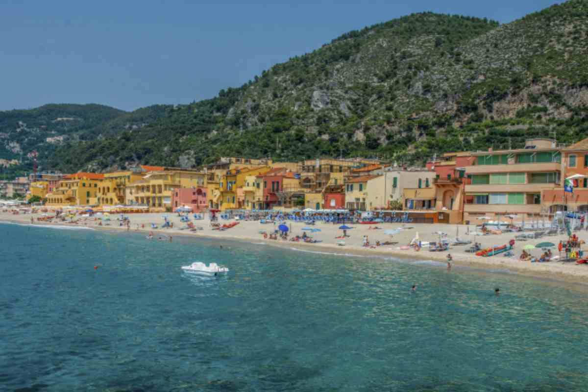 Se vuoi scoprire una spiaggia più tranquilla e poco affollata, Varigotti è il posto che fa per te. Situata nel comune di Finale Ligure