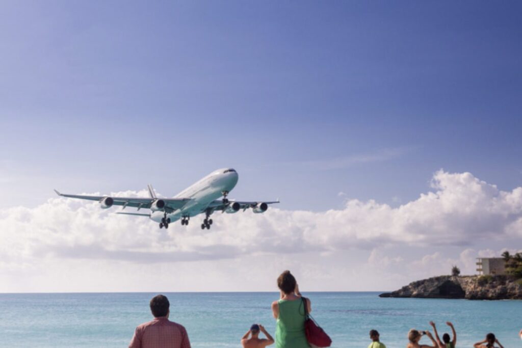 Situato ai Caraibi, nella parte olandese dell’isola, è famoso per la sua posizione unica, dove la pista si estende a pochi metri dalla sabbia bianca della Maho Beach.