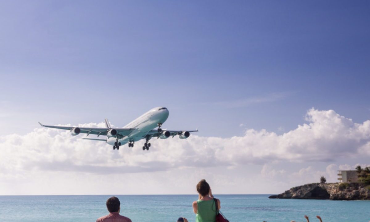 Situato ai Caraibi, nella parte olandese dell’isola, è famoso per la sua posizione unica, dove la pista si estende a pochi metri dalla sabbia bianca della Maho Beach.