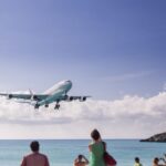 Situato ai Caraibi, nella parte olandese dell’isola, è famoso per la sua posizione unica, dove la pista si estende a pochi metri dalla sabbia bianca della Maho Beach.