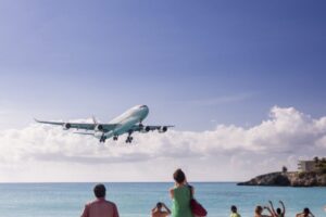 Situato ai Caraibi, nella parte olandese dell’isola, è famoso per la sua posizione unica, dove la pista si estende a pochi metri dalla sabbia bianca della Maho Beach.