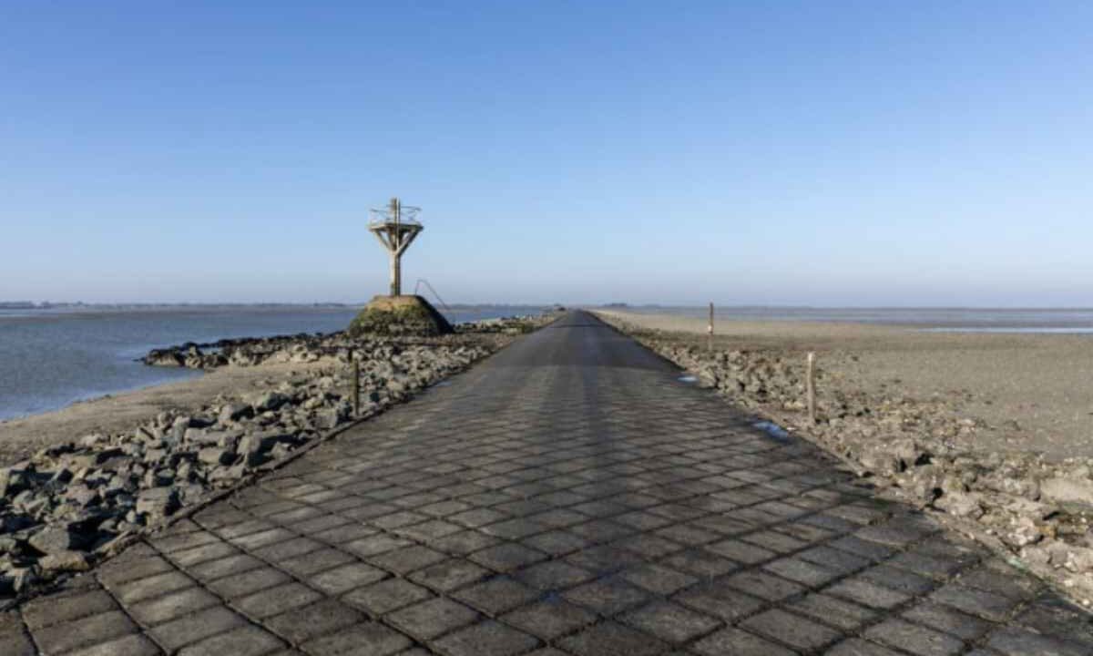 Si tratta del Passaggio del Gois, una via di comunicazione che collega l'isola di Noirmoutier al continente, ma solo durante la bassa marea.