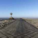 Si tratta del Passaggio del Gois, una via di comunicazione che collega l'isola di Noirmoutier al continente, ma solo durante la bassa marea.