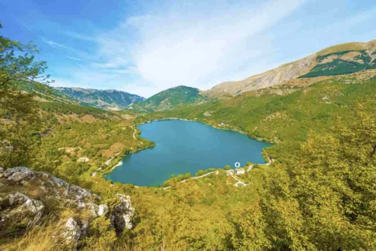 Se sei alla ricerca di un luogo davvero unico per un bagno invernale, il Lago di Scanno in Abruzzo è un posto che ti sorprenderà.