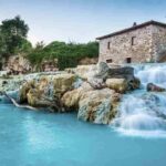 Immagina di immergerti nelle acque fredde, circondato da montagne o immerso nella bellezza di piccole baie isolate