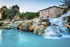 Immagina di immergerti nelle acque fredde, circondato da montagne o immerso nella bellezza di piccole baie isolate