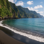 Seixal Beach di Madeira: la spiaggia vulcanica incorniciata da montagne lussureggianti