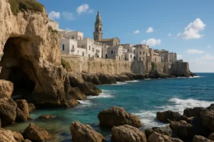 Monopoli, la città adriatica dove il mare entra nella pietra: grotte, scogliere e case bianche da cartolina