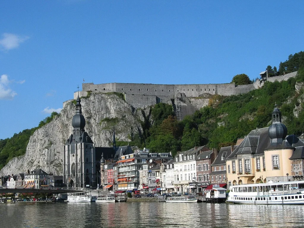 Dinant, la città belga incastrata tra il fiume e la roccia: un'illusione geografica