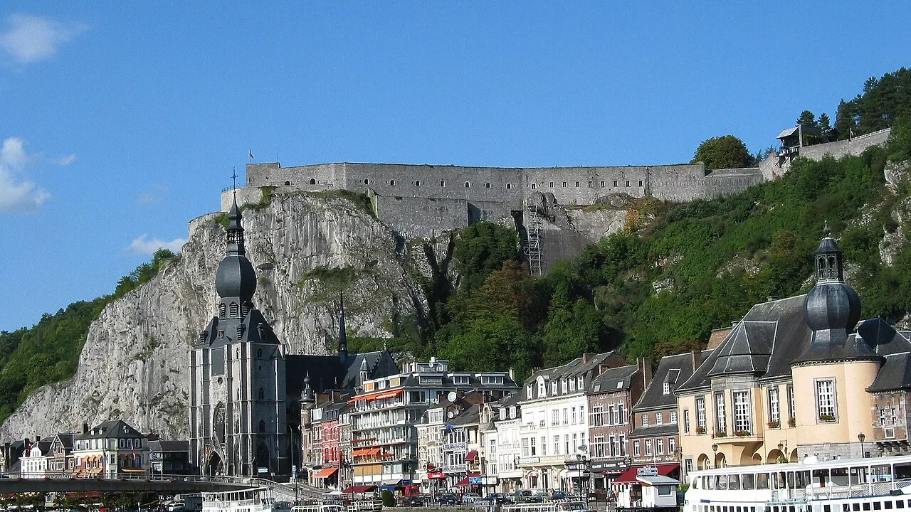 Dinant, la città belga incastrata tra il fiume e la roccia: un'illusione geografica