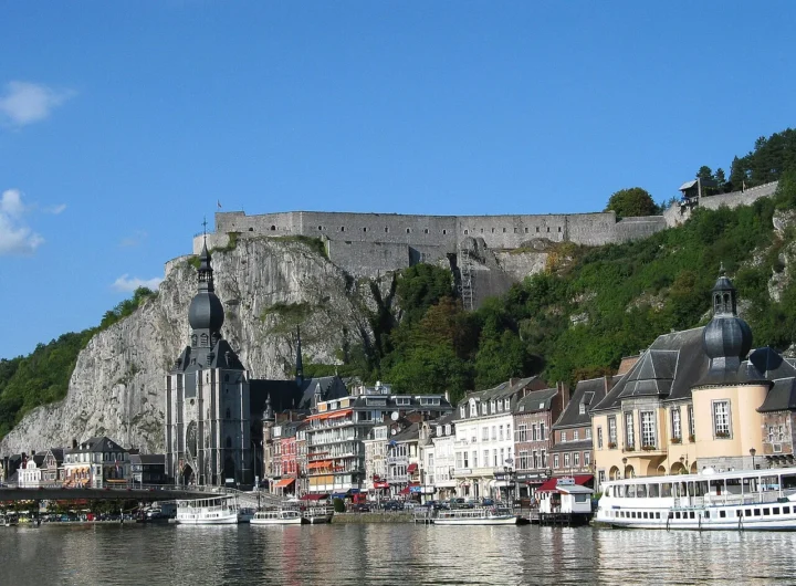 Dinant, la città belga incastrata tra il fiume e la roccia: un'illusione geografica
