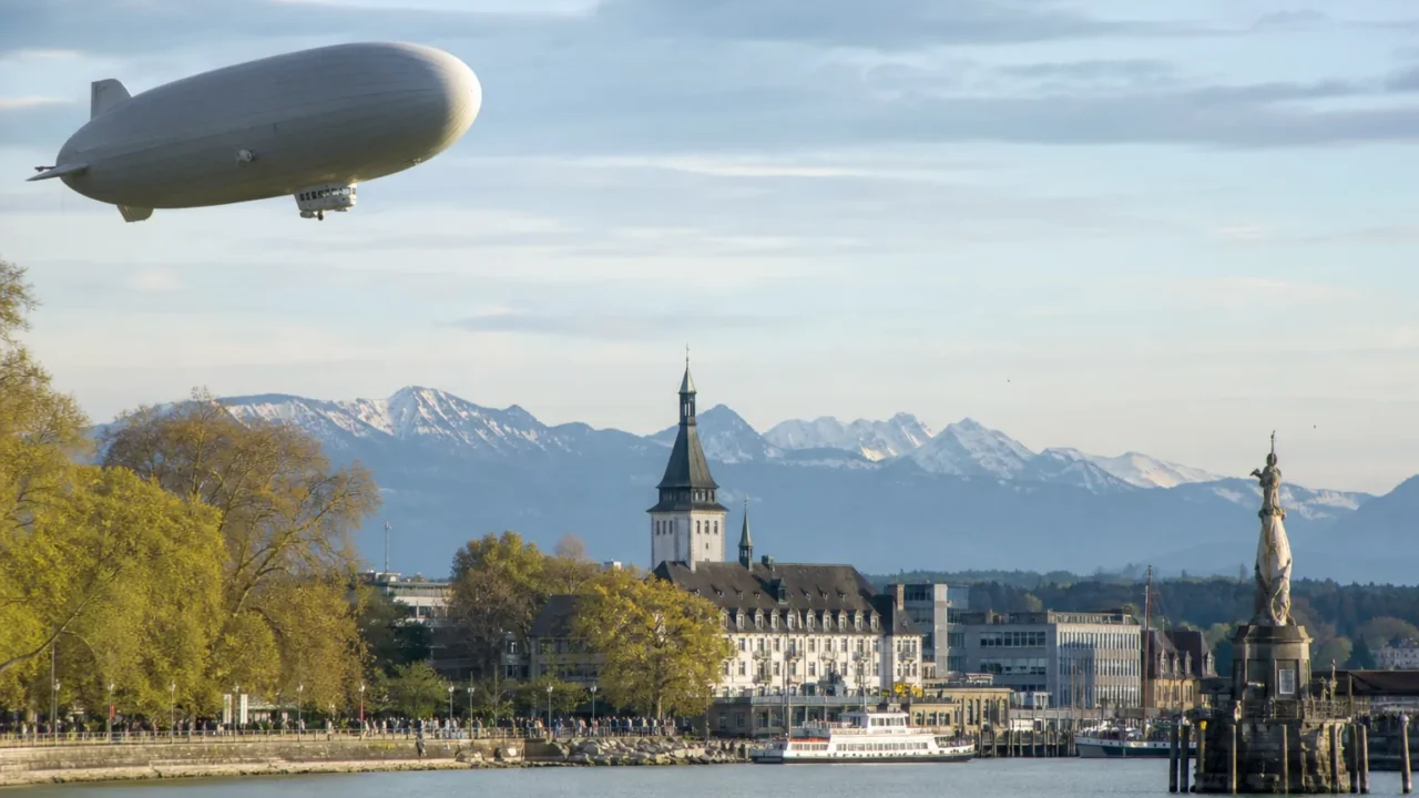 Friedrichshafen: la città degli Zeppelin sul Lago di Costanza con le Alpi all'orizzonte