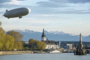 Friedrichshafen: la città degli Zeppelin sul Lago di Costanza con le Alpi all'orizzonte