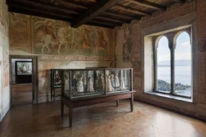 Rocca di Angera sul Lago Maggiore: la fortezza con museo di bambole e affreschi medievali