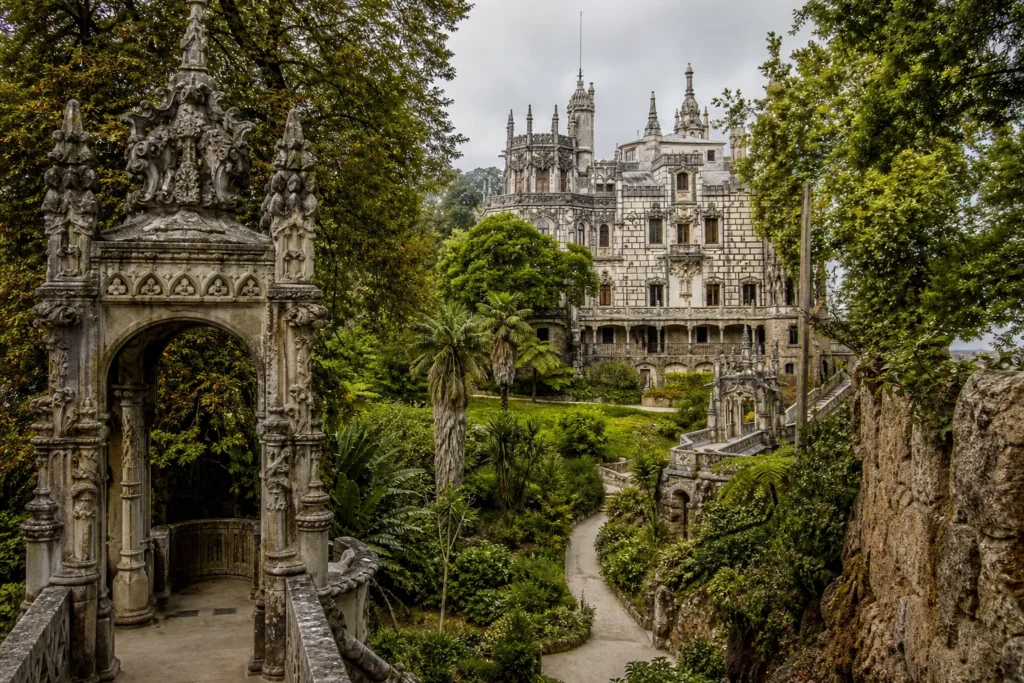 Quinta da Regaleira a Sintra: il palazzo portoghese dove una scala a spirale scende nella terra