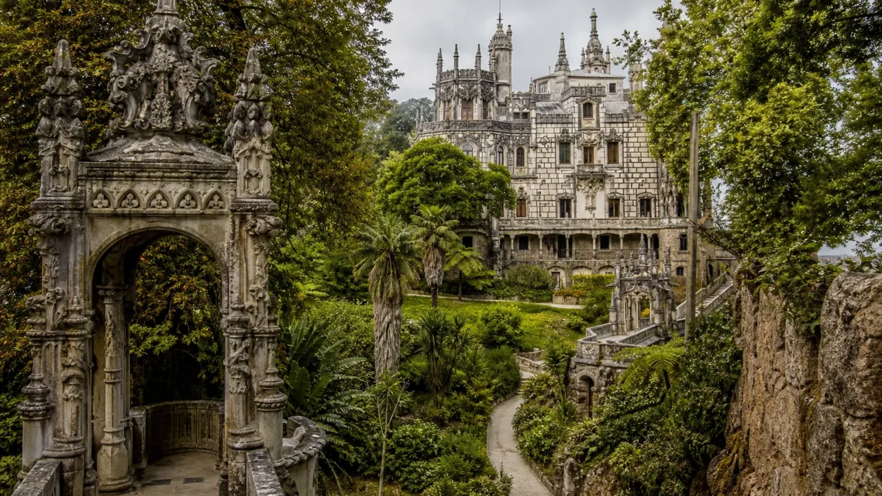 Quinta da Regaleira a Sintra: il palazzo portoghese dove una scala a spirale scende nella terra