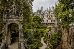 Quinta da Regaleira a Sintra: il palazzo portoghese dove una scala a spirale scende nella terra