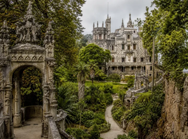 Quinta da Regaleira a Sintra: il palazzo portoghese dove una scala a spirale scende nella terra