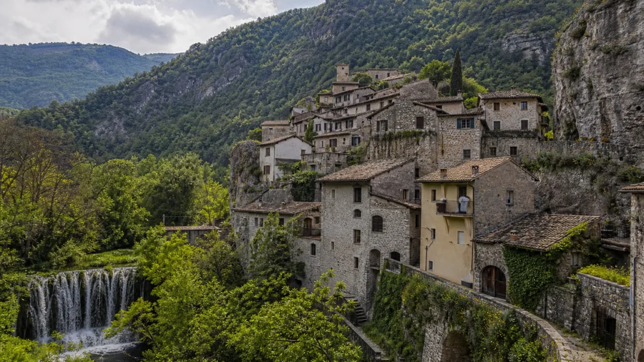 Papigno: il borgo umbro dove la pietra incontra il grande cinema