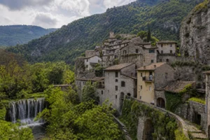 Papigno: il borgo umbro dove la pietra incontra il grande cinema