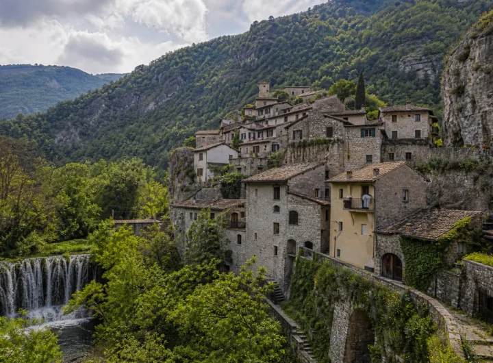 Papigno: il borgo umbro dove la pietra incontra il grande cinema