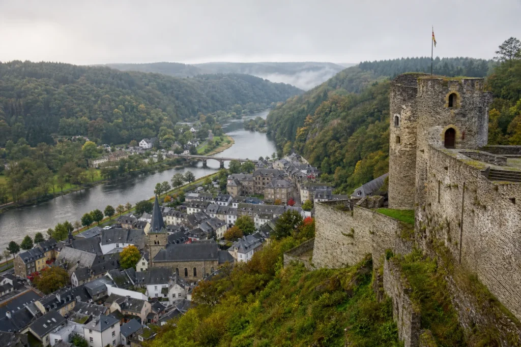 Bouillon: il borgo medievale belga dominato da un castello incastonato nelle foreste dell'Ardenna