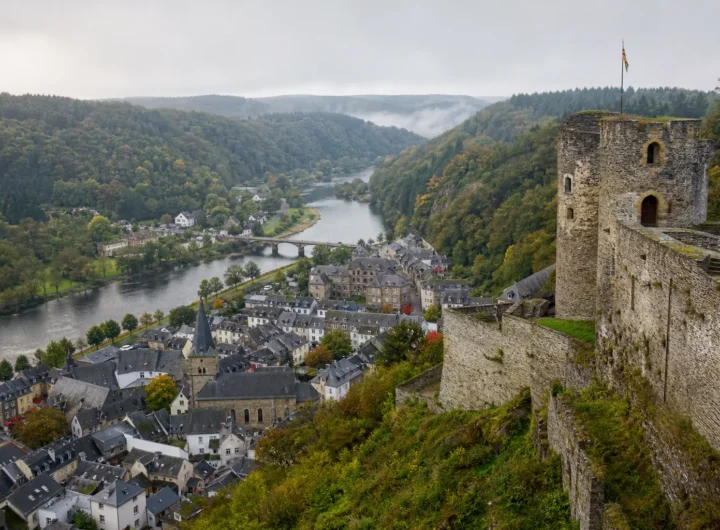 Bouillon: il borgo medievale belga dominato da un castello incastonato nelle foreste dell'Ardenna