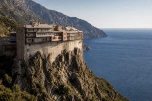 Il Monastero di Dionysiou: il luogo sacro sulle scogliere dell'Egeo accessibile solo agli uomini