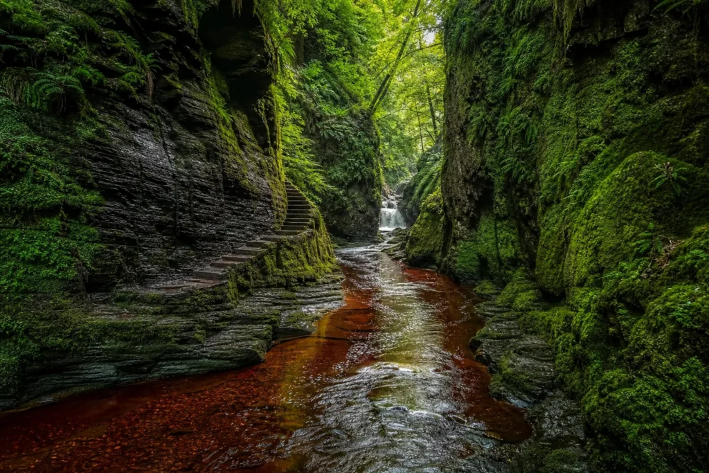 Finnich Glen: la gola rossa della Scozia dove il mito incontra la geologia