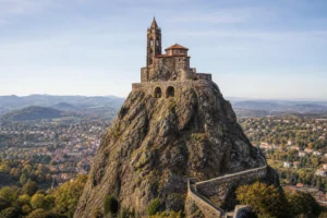 Cappella di Saint-Michel d'Aiguilhe: il gioiello francese sulla cima di un dente vulcanico